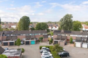 Woonwijk met woningen in Leeuwarden vanuit de lucht
